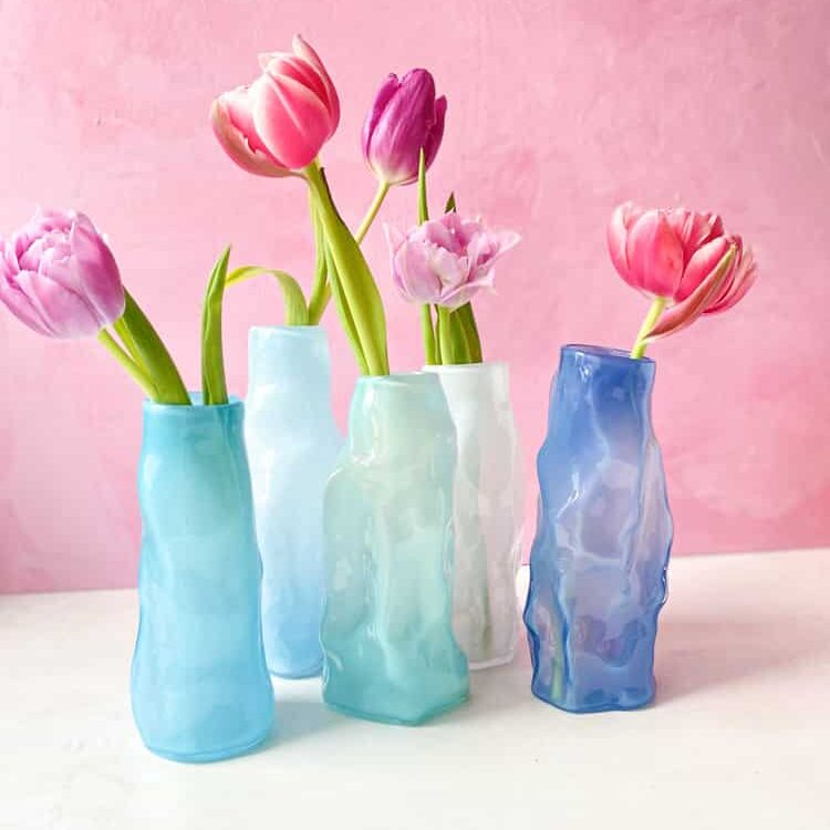 marie retpen, krølvase, vaser med spots,krøl vase, curlyvase, handblown, lille krølvase, cross curly vase, vase, blomstervase, glasvase, vase i opal, mundblæst glas, mundblæst vase, krølvase, krølvaser, marie retpen vaser, glaspuster, bordækning, remix by sofie, blomster vase, vases, handblown glass, dansk design unika vase, curly flowervase,