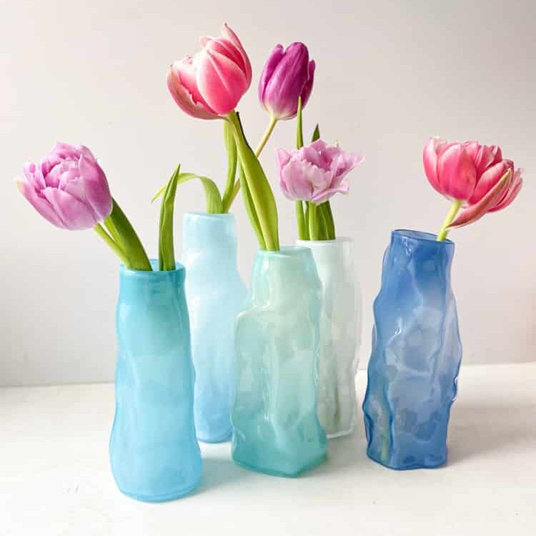 marie retpen, krølvase, vaser med spots,krøl vase, curlyvase, handblown, lille krølvase, cross curly vase, vase, blomstervase, glasvase, vase i opal, mundblæst glas, mundblæst vase, krølvase, krølvaser, marie retpen vaser, glaspuster, bordækning, remix by sofie, blomster vase, vases, handblown glass, dansk design unika vase, curly flowervase,