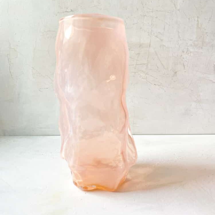 marie retpen, krølvase, vaser med spots,krøl vase, curlyvase, handblown, lille krølvase, cross curly vase, vase, blomstervase, glasvase, vase i opal, mundblæst glas, mundblæst vase, krølvase, krølvaser, marie retpen vaser, glaspuster, bordækning, remix by sofie, blomster vase, vases, handblown glass, dansk design unika vase, curly flowervase,