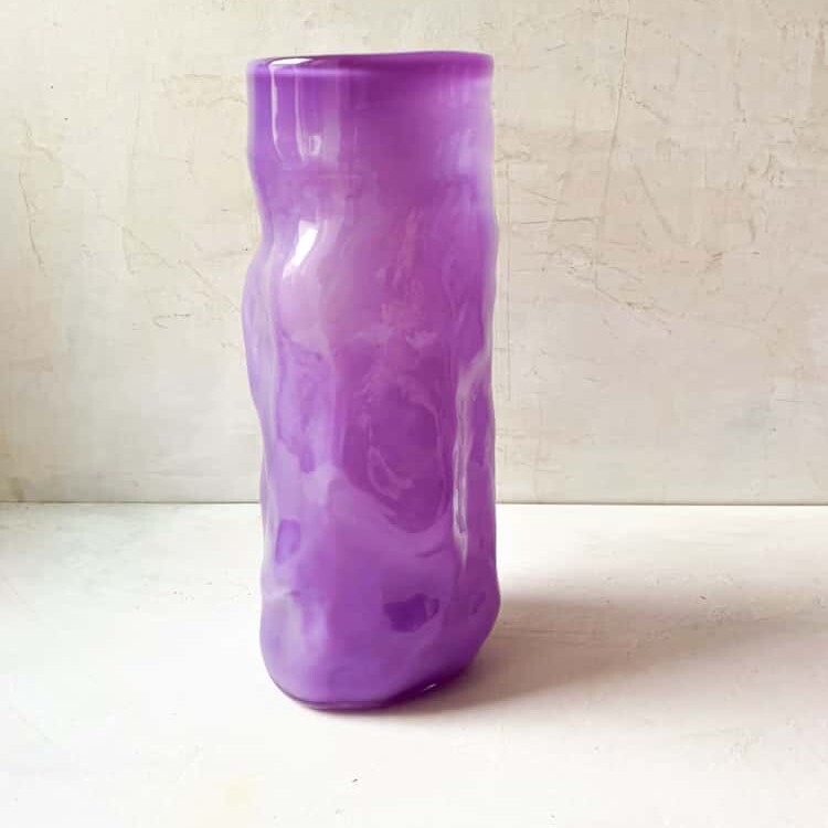 marie retpen, krølvase, vaser med spots,krøl vase, curlyvase, handblown, lille krølvase, cross curly vase, vase, blomstervase, glasvase, vase i opal, mundblæst glas, mundblæst vase, krølvase, krølvaser, marie retpen vaser, glaspuster, bordækning, remix by sofie, blomster vase, vases, handblown glass, dansk design unika vase, curly flowervase,