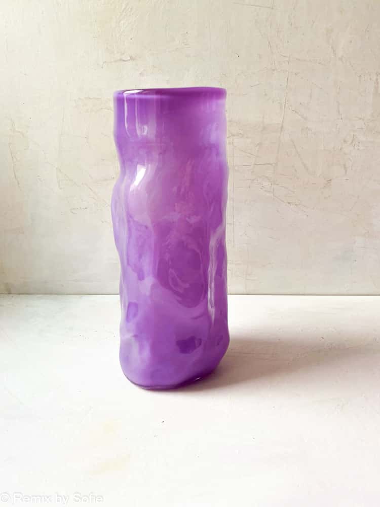 marie retpen, krølvase, vaser med spots,krøl vase, curlyvase, handblown, lille krølvase, cross curly vase, vase, blomstervase, glasvase, vase i opal, mundblæst glas, mundblæst vase, krølvase, krølvaser, marie retpen vaser, glaspuster, bordækning, remix by sofie, blomster vase, vases, handblown glass, dansk design unika vase, curly flowervase,