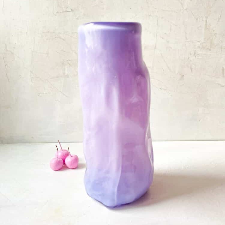 marie retpen, krølvase, vaser med spots,krøl vase, curlyvase, handblown, lille krølvase, cross curly vase, vase, blomstervase, glasvase, vase i opal, mundblæst glas, mundblæst vase, krølvase, krølvaser, marie retpen vaser, glaspuster, bordækning, remix by sofie, blomster vase, vases, handblown glass, dansk design unika vase, curly flowervase,