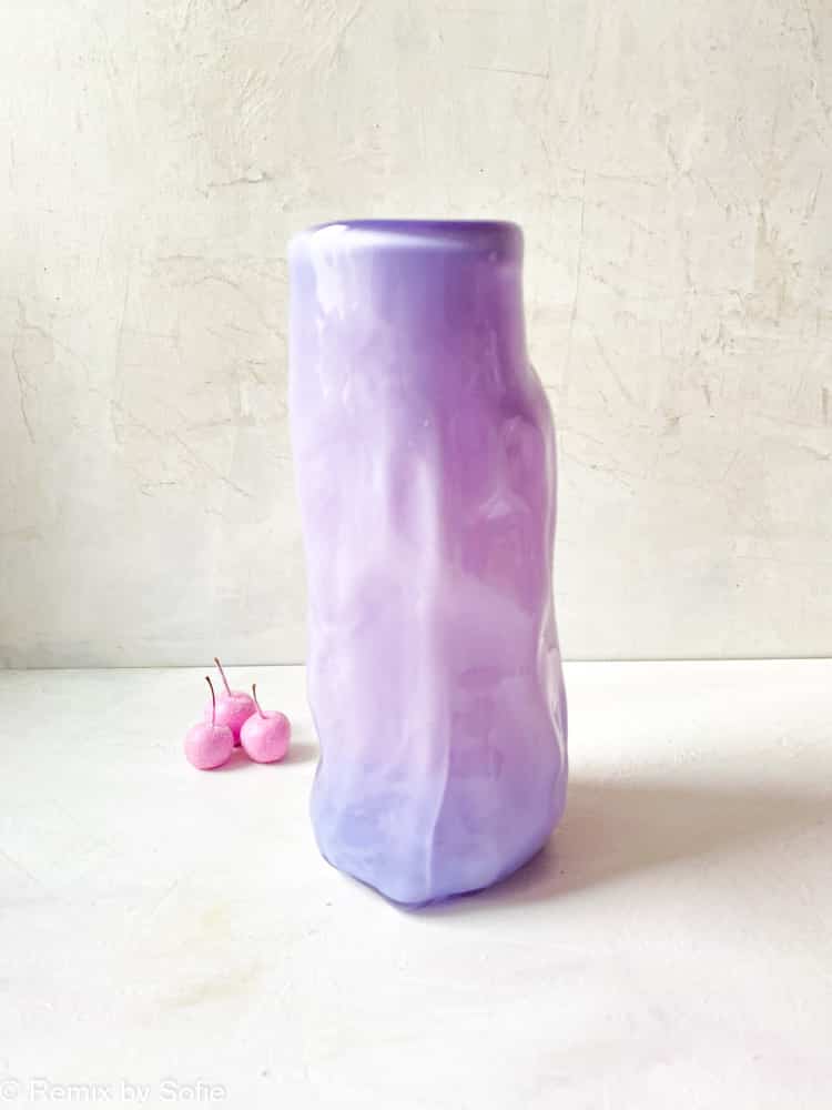 marie retpen, krølvase, vaser med spots,krøl vase, curlyvase, handblown, lille krølvase, cross curly vase, vase, blomstervase, glasvase, vase i opal, mundblæst glas, mundblæst vase, krølvase, krølvaser, marie retpen vaser, glaspuster, bordækning, remix by sofie, blomster vase, vases, handblown glass, dansk design unika vase, curly flowervase,