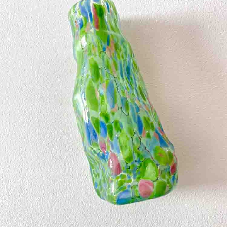 marie retpen, krølvase, vaser med spots,krøl vase, curlyvase, handblown, lille krølvase, cross curly vase, vase, blomstervase, glasvase, vase i opal, mundblæst glas, mundblæst vase, krølvase, krølvaser, marie retpen vaser, glaspuster, bordækning, remix by sofie, blomster vase, vases, handblown glass, dansk design unika vase, curly flowervase,, boliginteriør