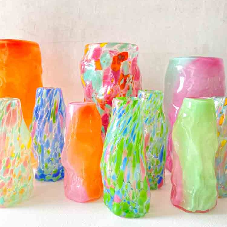 marie retpen, krølvase, vaser med spots,krøl vase, curlyvase, handblown, lille krølvase, cross curly vase, vase, blomstervase, glasvase, vase i opal, mundblæst glas, mundblæst vase, krølvase, krølvaser, marie retpen vaser, glaspuster, bordækning, remix by sofie, blomster vase, vases, handblown glass, dansk design unika vase, curly flowervase,, boliginteriør