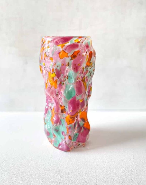 marie retpen, krølvase, vaser med spots,krøl vase, curlyvase, handblown, lille krølvase, cross curly vase, vase, blomstervase, glasvase, vase i opal, mundblæst glas, mundblæst vase, krølvase, krølvaser, marie retpen vaser, glaspuster, bordækning, remix by sofie, blomster vase, vases, handblown glass, dansk design unika vase, curly flowervase,, boliginteriør