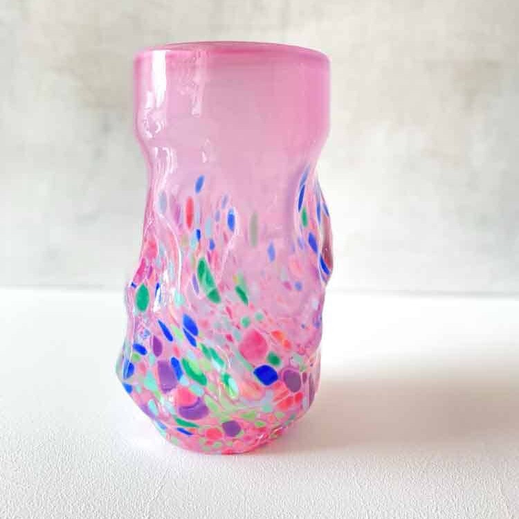 marie retpen, krølvase, vaser med spots,krøl vase, curlyvase, handblown, lille krølvase, cross curly vase, vase, blomstervase, glasvase, vase i opal, mundblæst glas, mundblæst vase, krølvase, krølvaser, marie retpen vaser, glaspuster, bordækning, remix by sofie, blomster vase, vases, handblown glass, dansk design unika vase, curly flowervase,, boliginteriør