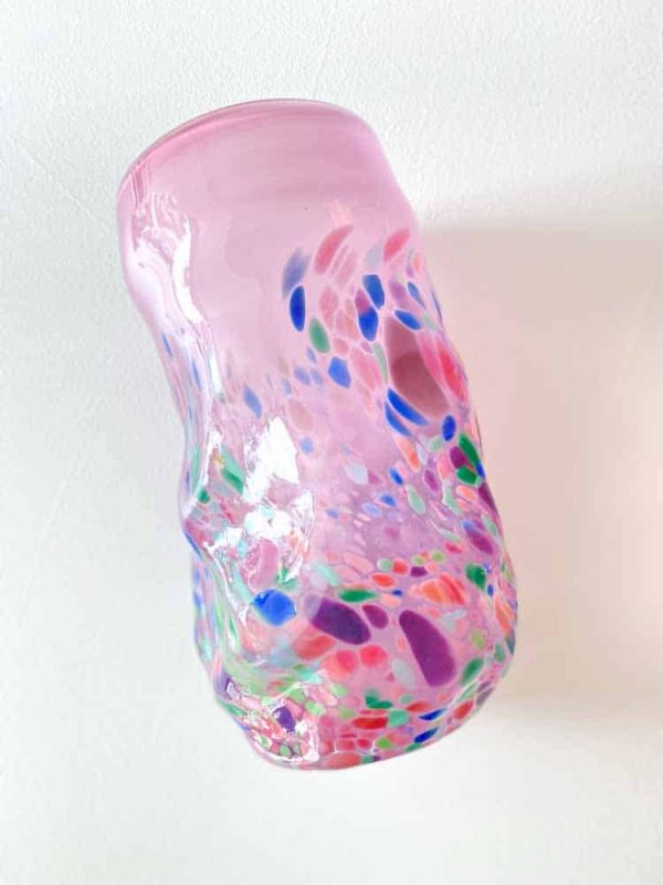 marie retpen, krølvase, vaser med spots,krøl vase, curlyvase, handblown, lille krølvase, cross curly vase, vase, blomstervase, glasvase, vase i opal, mundblæst glas, mundblæst vase, krølvase, krølvaser, marie retpen vaser, glaspuster, bordækning, remix by sofie, blomster vase, vases, handblown glass, dansk design unika vase, curly flowervase,, boliginteriør