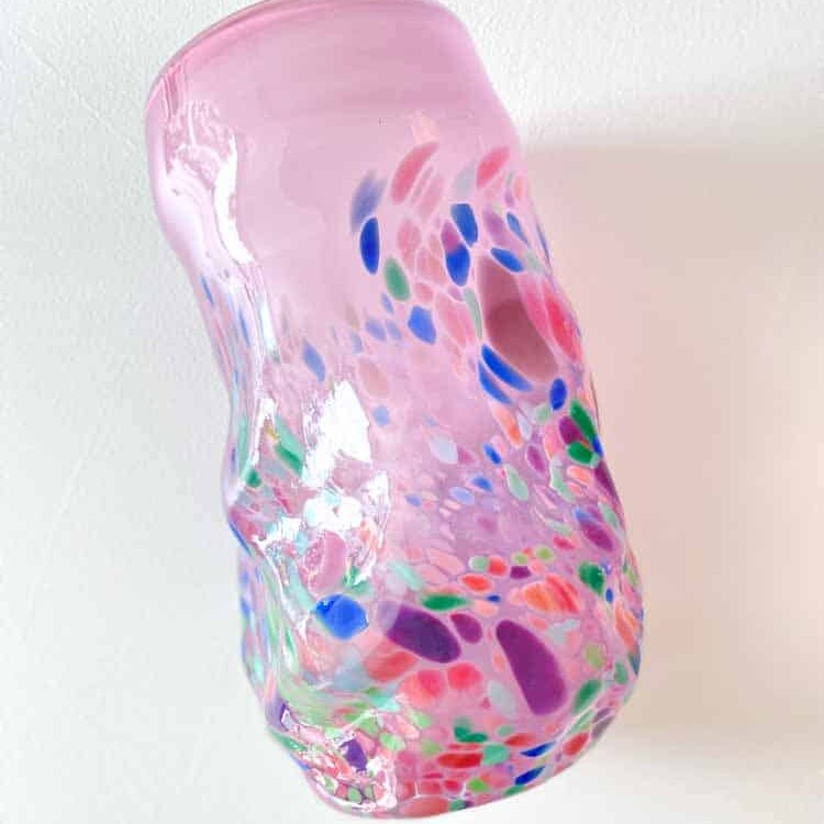 marie retpen, krølvase, vaser med spots,krøl vase, curlyvase, handblown, lille krølvase, cross curly vase, vase, blomstervase, glasvase, vase i opal, mundblæst glas, mundblæst vase, krølvase, krølvaser, marie retpen vaser, glaspuster, bordækning, remix by sofie, blomster vase, vases, handblown glass, dansk design unika vase, curly flowervase,, boliginteriør