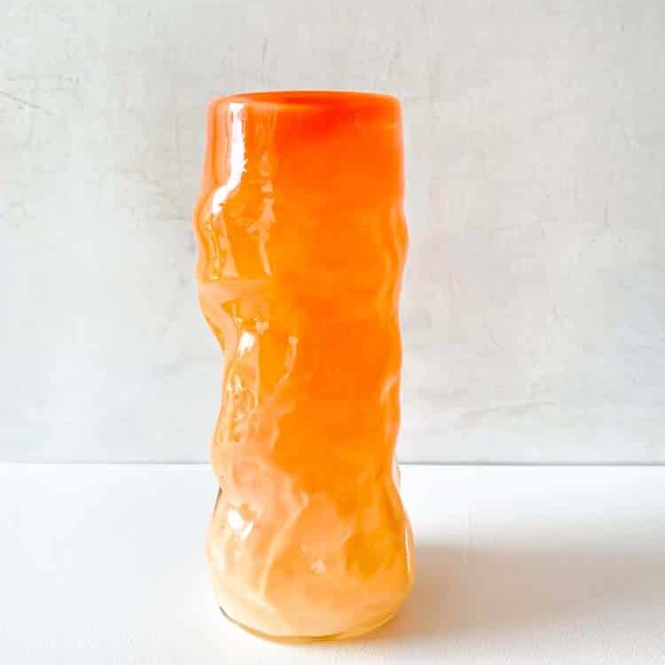 marie retpen, krølvase, vaser med spots,krøl vase, curlyvase, handblown, lille krølvase, cross curly vase, vase, blomstervase, glasvase, vase i opal, mundblæst glas, mundblæst vase, krølvase, krølvaser, marie retpen vaser, glaspuster, bordækning, remix by sofie, blomster vase, vases, handblown glass, dansk design unika vase, curly flowervase,, boliginteriør