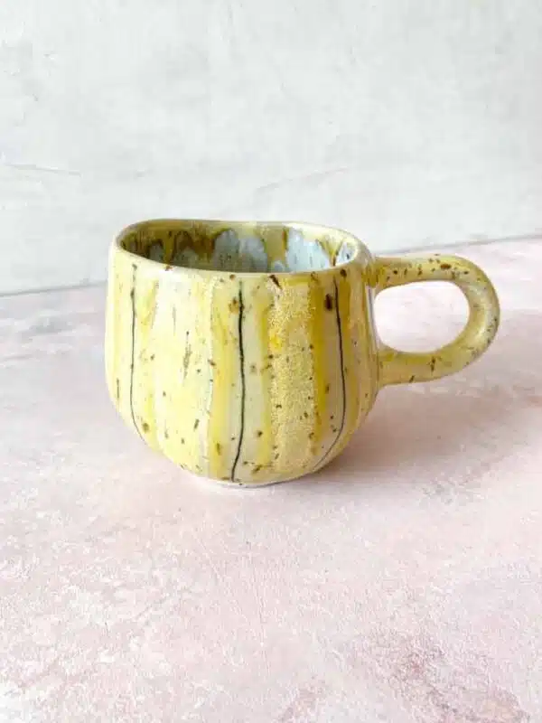 kop med hank, Hygge kop, hyggekop, kop med striber, keramik kop, ceramic cups, yellow kop, remix by sofie, mia lindbirk, stribet kop, mug, coffeecup, kaffe kop, håndlavet kop, keramik fra mia lindbirk