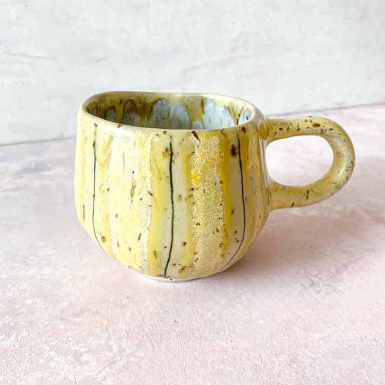 kop med hank, Hygge kop, hyggekop, kop med striber, keramik kop, ceramic cups, yellow kop, remix by sofie, mia lindbirk, stribet kop, mug, coffeecup, kaffe kop, håndlavet kop, keramik fra mia lindbirk