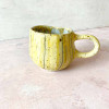 kop med hank, Hygge kop, hyggekop, kop med striber, keramik kop, ceramic cups, yellow kop, remix by sofie, mia lindbirk, stribet kop, mug, coffeecup, kaffe kop, håndlavet kop, keramik fra mia lindbirk