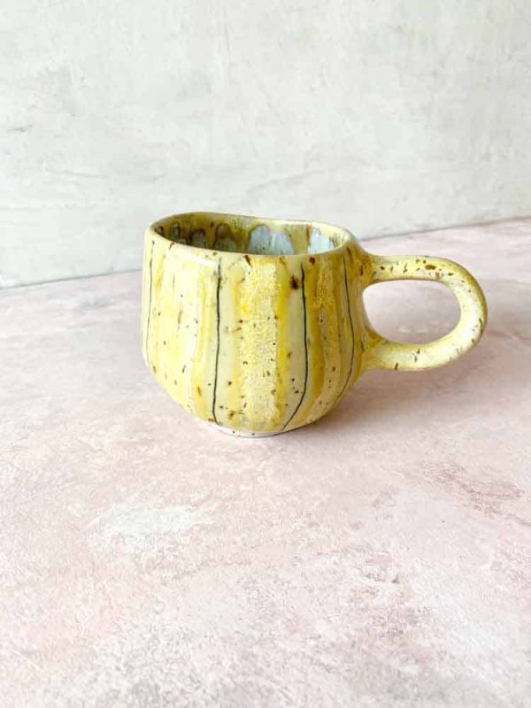 kop med hank, Hygge kop, hyggekop, kop med striber, keramik kop, ceramic cups, yellow kop, remix by sofie, mia lindbirk, stribet kop, mug, coffeecup, kaffe kop, håndlavet kop, keramik fra mia lindbirk