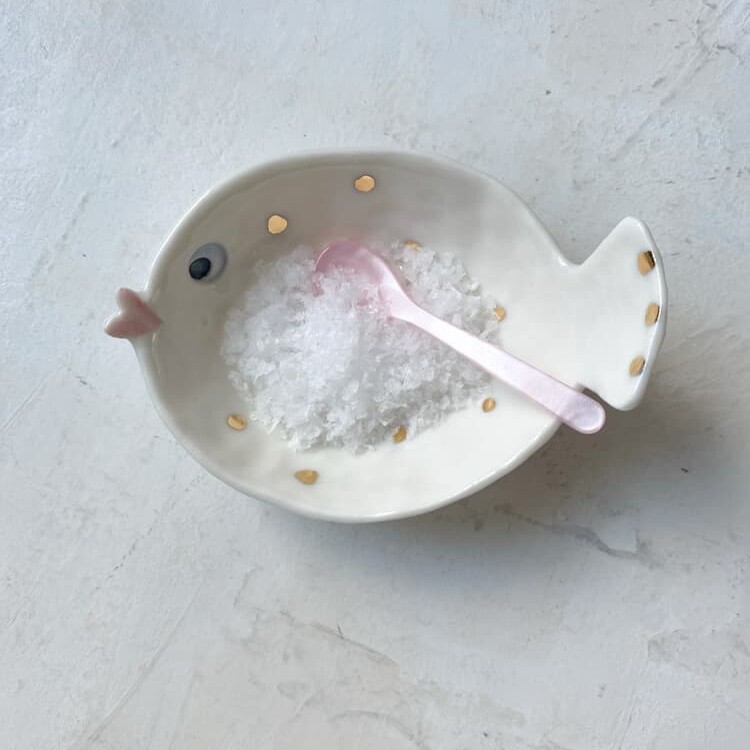 rikke mangelsen, porcelæns fisk med prikker, saltkar, smykkeskål, remix by sofie