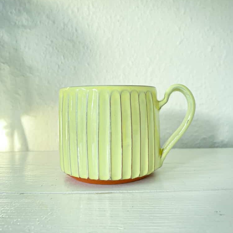 trine lise keramik, rillet kop, kop, hånddrejet kop, keramik kop, te kop, kaffe kop, latte kop, kop med hank, trine lise keramik, cappucino kop, stentøj kop, ceramic cup, mug,