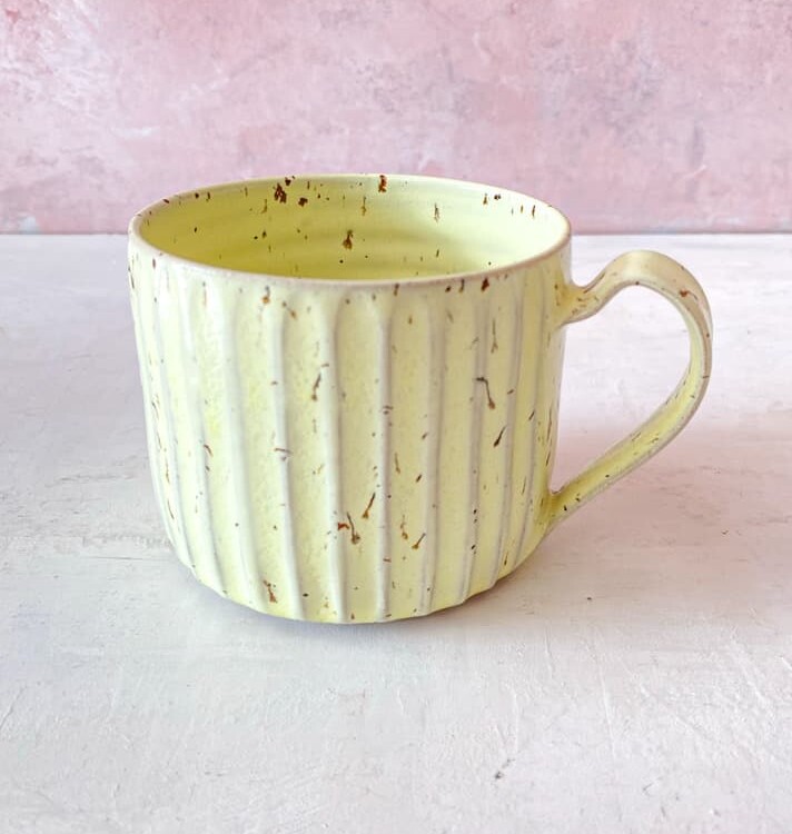 trine lise keramik, rillet kop, kop, hånddrejet kop, keramik kop, te kop, kaffe kop, latte kop, kop med hank, trine lise keramik, cappucino kop, stentøj kop, ceramic cup, mug,