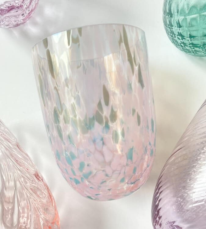 confetti glas lyserød og turkis, colorit, anna von lipa, remix by sofiemundblæst glas, confetti, farvet glas, opal glas, opalglas,bordækning,anna von lipa mix & match, swil glas, wawe glas, harlekin glas, tumbler, vand glas, drikkeglas, drinking glass, kolorit