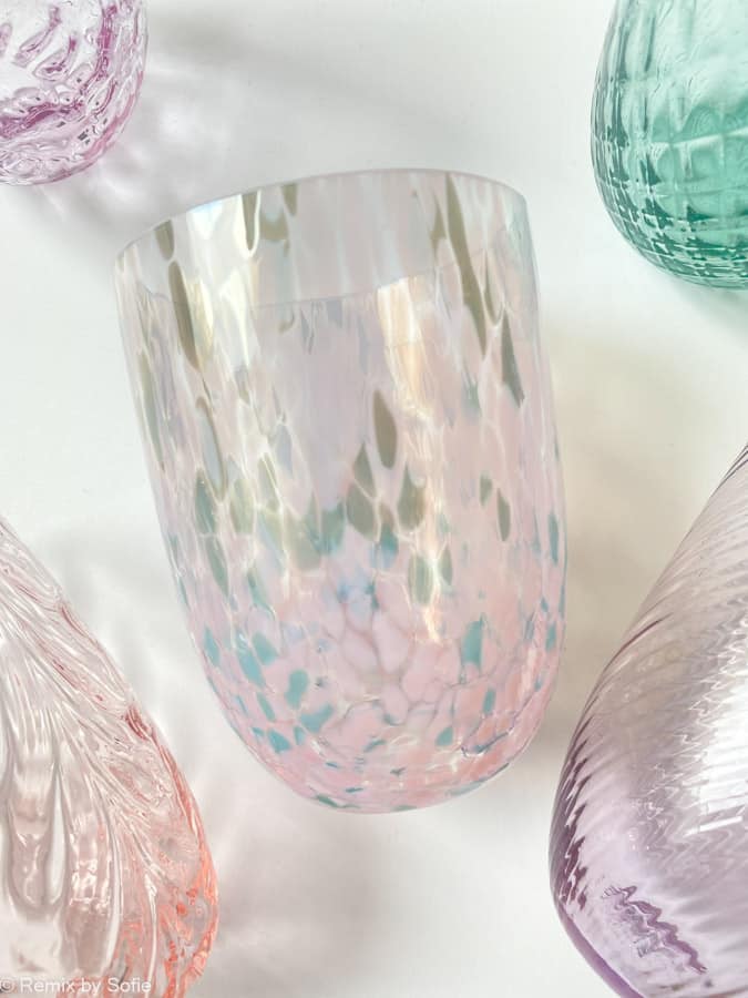 confetti glas lyserød og turkis, colorit, anna von lipa, remix by sofiemundblæst glas, confetti, farvet glas, opal glas, opalglas,bordækning,anna von lipa mix & match, swil glas, wawe glas, harlekin glas, tumbler, vand glas, drikkeglas, drinking glass, kolorit