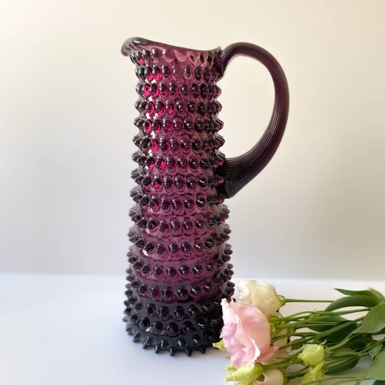 mørk violet kande, borddækning, vandkande med hank,remix by sofie, anna von lipa kande, anna von lipa pindsvine kande, pindsvinekande, pindsvinekande, pindsvine kande,hobnail jug, hobnailglass, pindsvineglas kande, anna von lipa høj kande, eiffel kande, anna von lipa glas, anna von lipa forhandler