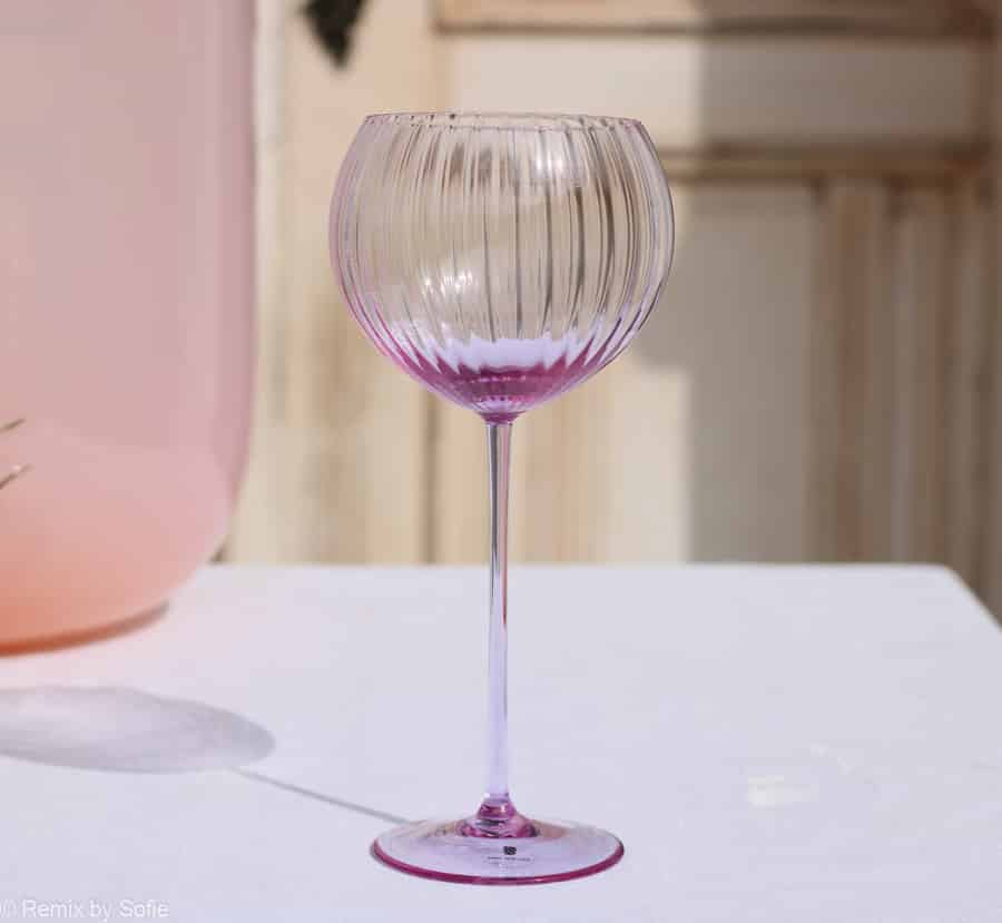 wineglass, handblown, lyslilla, neodym glas, remix by sofie,anna von lipa vinglas, rødvinglas, vinglas, mundblæst vinglas, vinglas, lyon vinglas