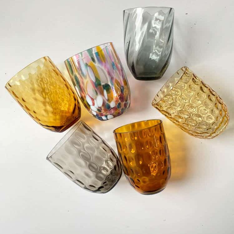 anna von lipa, remix by Sofie, anna von lipa glas, mundblæste glas, handblown glass, glas, drikkeglas, vandglas, farvede glas, mix og matck glas, mix & matck glas, tumbler, wawe glas, swirk glas, harlekin glas, spiral glas, bambus glas, oliveglas, borddækning