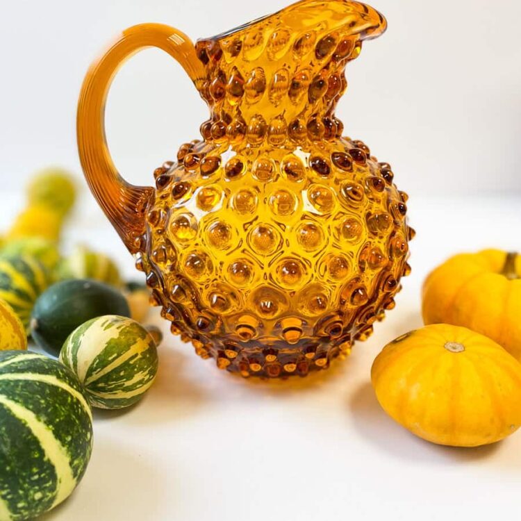 glaskande, kande i glas, farvet glas, gul kande, anna von lipa, pindsvineglas, pindsvine kande, pindsvinekande, 1 liter kande, anna von lipa kande, kande i pindsvineglas, vandkande, kande til vand, hobnail, jug