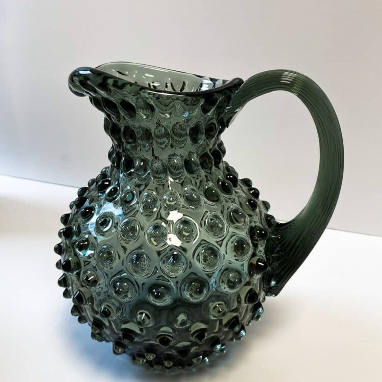 glaskande, kande i glas, farvet glas, gul kande, anna von lipa, pindsvineglas, pindsvine kande, pindsvinekande, 1 liter kande, anna von lipa kande, kande i pindsvineglas, vandkande, kande til vand, hobnail, jug