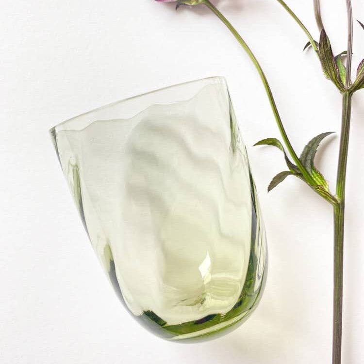 swirl glas i olive, olivegreen, olivengrøn, swirl tumbler, anna von lipa mix & match, swirl glas, wawe glas, harlekin glas, tumbler, vand glas, drikkeglas, drinking glass, anna von lipa glas, remix by sofie anna von lipa forhandler,