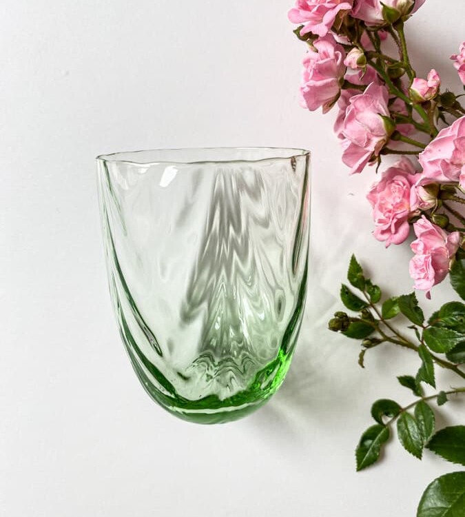 wawe gælas i lysegrøn, olive glas, bambus glas, anna von lipa mix & match, swil glas, wawe glas, harlekin glas, tumbler, vand glas, drikkeglas, drinking glass, farvet glas, boliginteriør, borddækning, glas fra anna von lipa, anna von lipa forhandler, remix by sofie