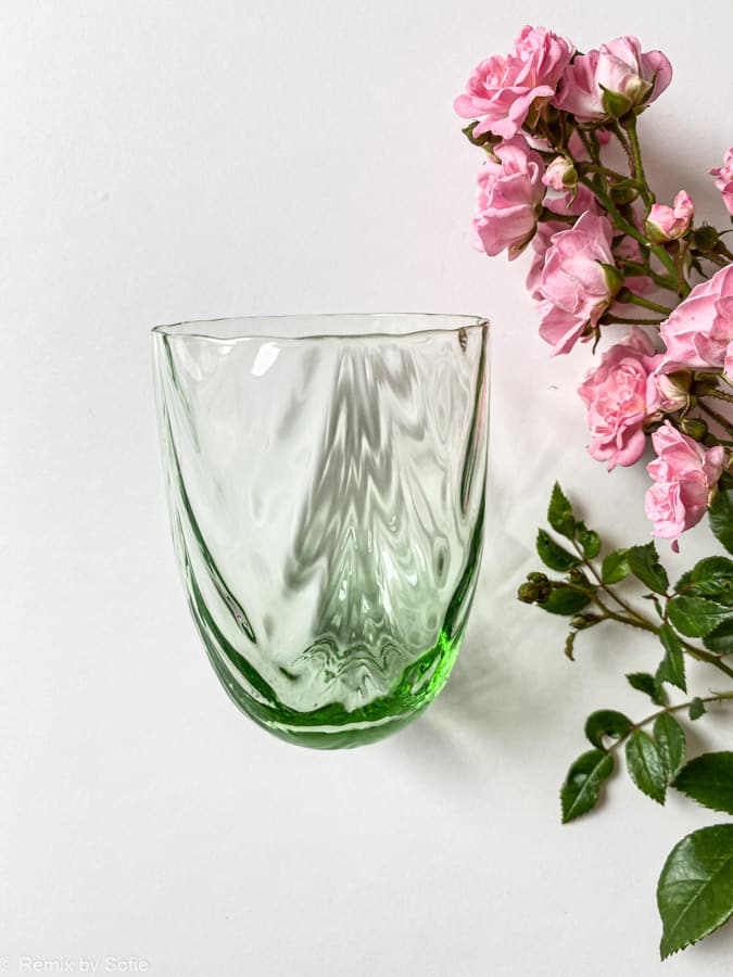 wawe gælas i lysegrøn, olive glas, bambus glas, anna von lipa mix & match, swil glas, wawe glas, harlekin glas, tumbler, vand glas, drikkeglas, drinking glass, farvet glas, boliginteriør, borddækning, glas fra anna von lipa, anna von lipa forhandler, remix by sofie