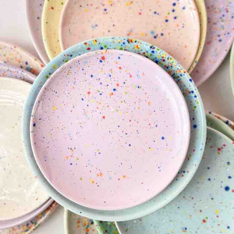 tallerken, egg back home,middagstallerken, frokost tallerken, bolig interiør, colourful home, tableware,pasteller, party collection, remix by sofie confetti serien,