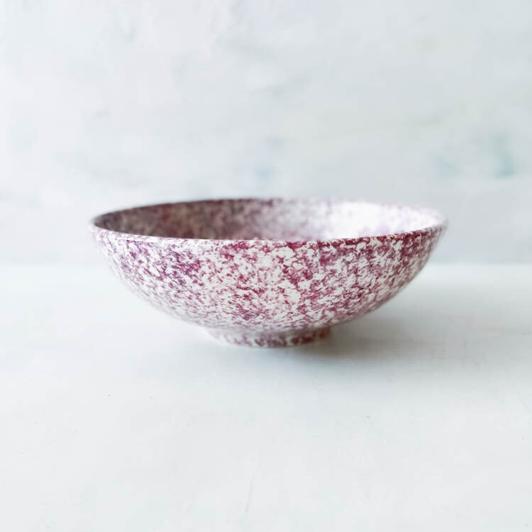 shallow bowl, dyb tallerken, granit lavender. lilla tallerken, remix by sofie, familianna, familianna forhandler, familianns størst udvalg og bedste prise, keramik, håndlavet keramik, dansk design, bordækning, håndlavet keramik, keramik med pletter.