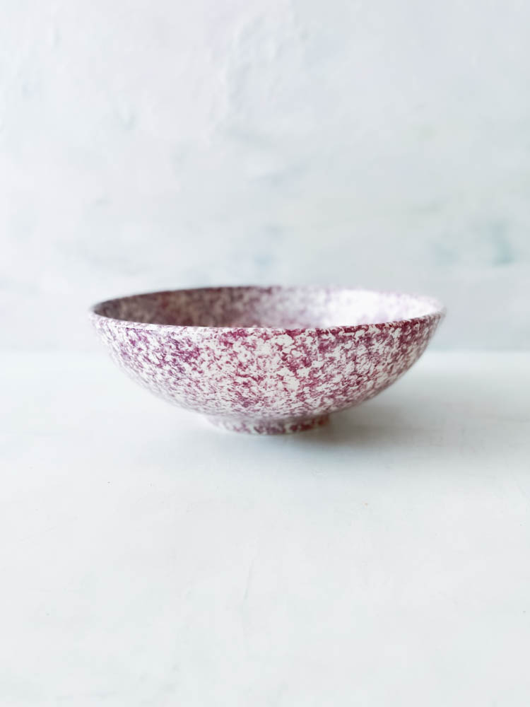 shallow bowl, dyb tallerken, granit lavender. lilla tallerken, remix by sofie, familianna, familianna forhandler, familianns størst udvalg og bedste prise, keramik, håndlavet keramik, dansk design, bordækning, håndlavet keramik, keramik med pletter.