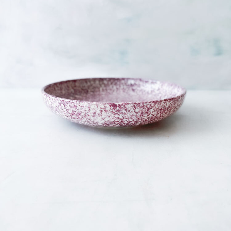 shallow bowl, dyb tallerken, granit lavender. lilla tallerken, remix by sofie, familianna, familianna forhandler, familianns størst udvalg og bedste prise, keramik, håndlavet keramik, dansk design, bordækning, håndlavet keramik, keramik med pletter.