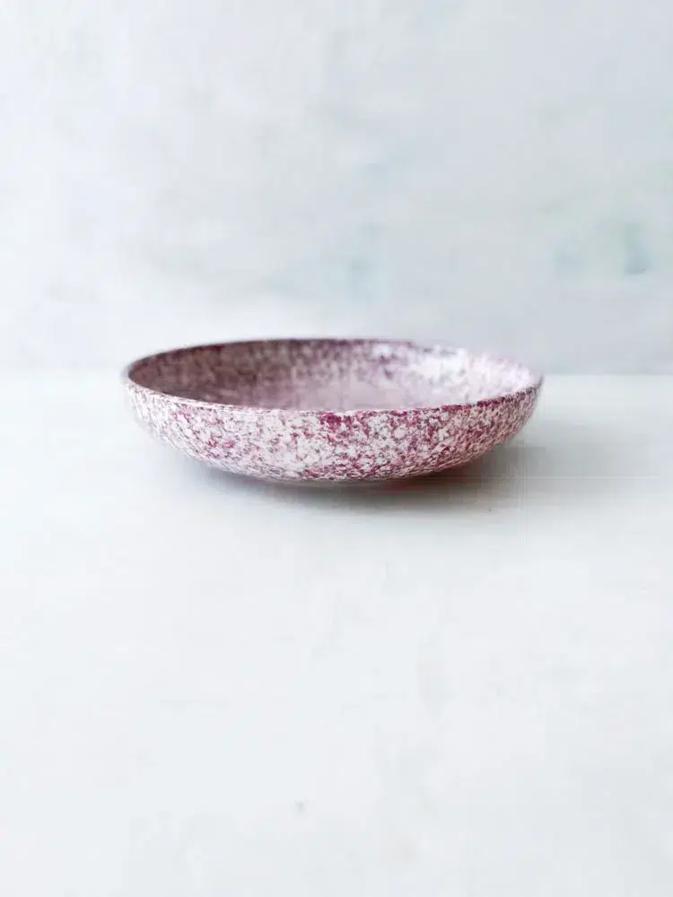 shallow bowl, dyb tallerken, granit lavender. lilla tallerken, remix by sofie, familianna, familianna forhandler, familianns størst udvalg og bedste prise, keramik, håndlavet keramik, dansk design, bordækning, håndlavet keramik, keramik med pletter.