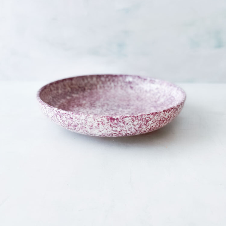 shallow bowl, dyb tallerken, granit lavender. lilla tallerken, remix by sofie, familianna, familianna forhandler, familianns størst udvalg og bedste prise, keramik, håndlavet keramik, dansk design, bordækning, håndlavet keramik, keramik med pletter.