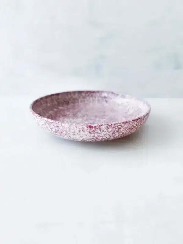 shallow bowl, dyb tallerken, granit lavender. lilla tallerken, remix by sofie, familianna, familianna forhandler, familianns størst udvalg og bedste prise, keramik, håndlavet keramik, dansk design, bordækning, håndlavet keramik, keramik med pletter.