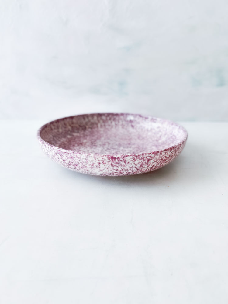 shallow bowl, dyb tallerken, granit lavender. lilla tallerken, remix by sofie, familianna, familianna forhandler, familianns størst udvalg og bedste prise, keramik, håndlavet keramik, dansk design, bordækning, håndlavet keramik, keramik med pletter.