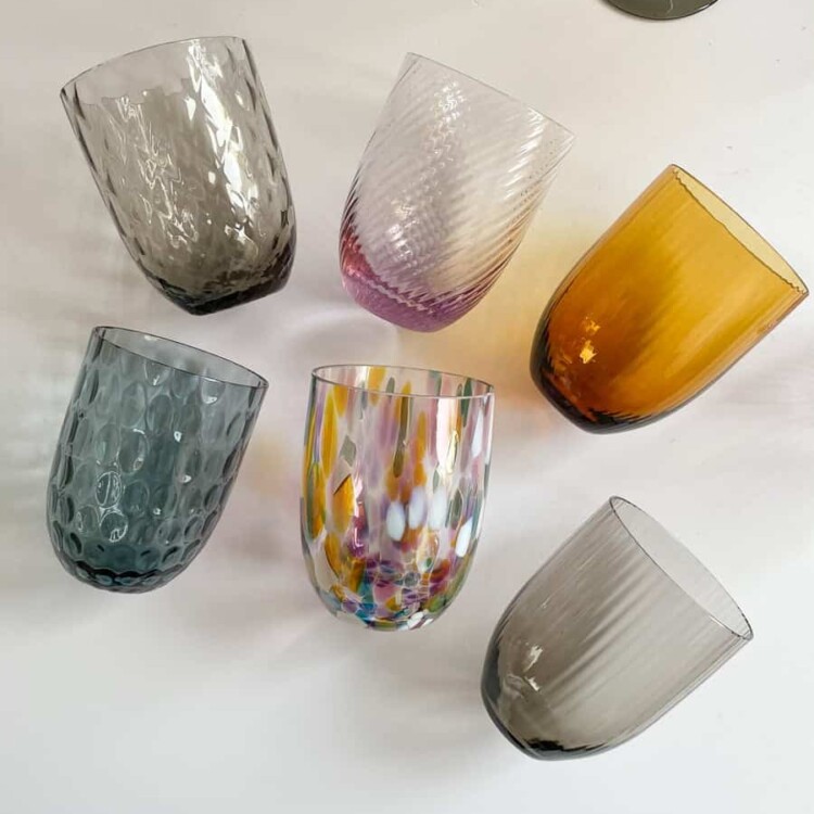 anna von lipa, remix by Sofie, anna von lipa glas, mundblæste glas, handblown glass, glas, drikkeglas, vandglas, farvede glas, mix og matck glas, mix & matck glas, tumbler, wawe glas, swirk glas, harlekin glas, spiral glas, bambus glas, oliveglas, borddækning