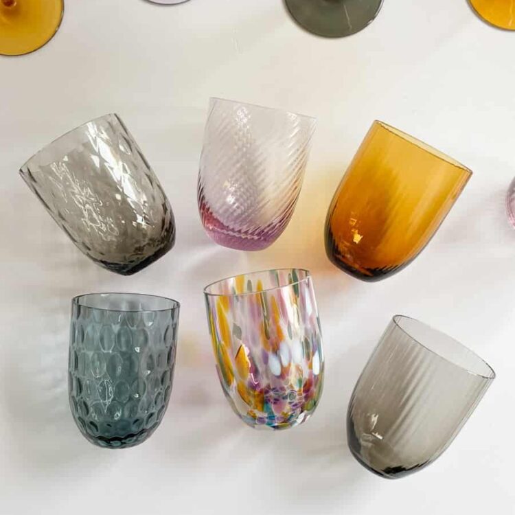 anna von lipa, remix by Sofie, anna von lipa glas, mundblæste glas, handblown glass, glas, drikkeglas, vandglas, farvede glas, mix og matck glas, mix & matck glas, tumbler, wawe glas, swirk glas, harlekin glas, spiral glas, bambus glas, oliveglas, borddækning