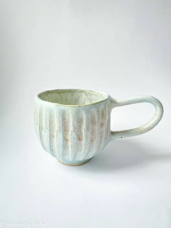 Hygge kop brede riller mintblå, kop i mint, keramik kop, ceramic cups, yellow kop, remix by sofie, mia lindbirk