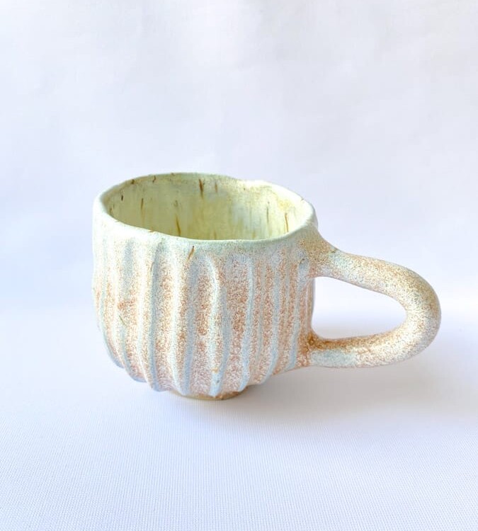 Hygge kop brede riller mintblå, kop i mint, keramik kop, ceramic cups, yellow kop, remix by sofie, mia lindbirk