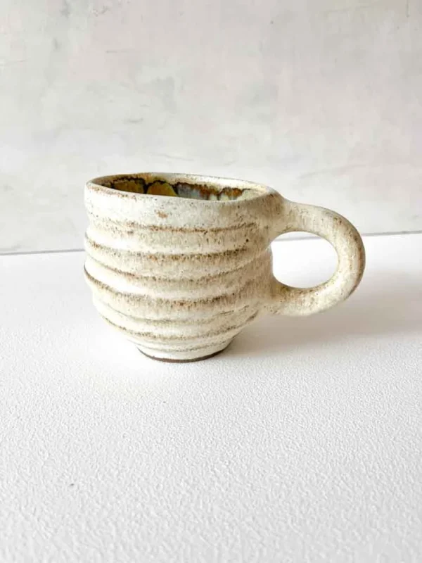 keramik kop, keramik kopper, keramik krus, kop med hank, kop uden hank, espresso kop, cortadokop, kop, kopper, remix by sofie,Hygge kop brede riller lysegul, kop i lysegul, keramik kop, ceramic cups, yellow kop, remix by sofie, mia lindbirk