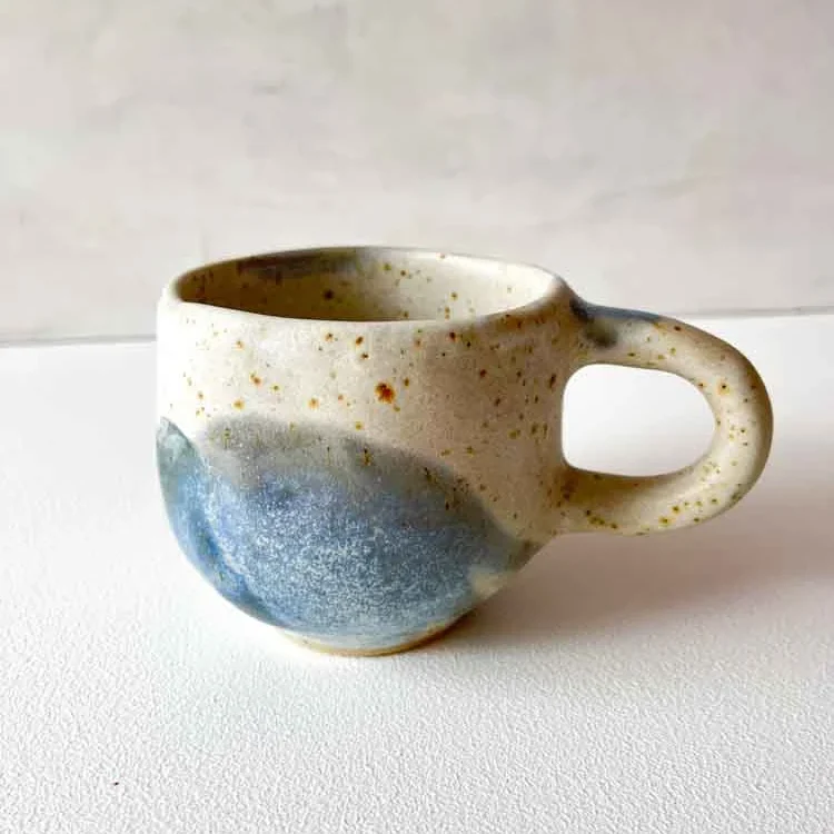 keramik kop, keramik kopper, keramik krus, kop med hank, kop uden hank, espresso kop, cortadokop, kop, kopper, remix by sofie,Hygge kop brede riller lysegul, kop i lysegul, keramik kop, ceramic cups, yellow kop, remix by sofie, mia lindbirk