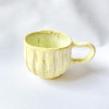 Hygge kop brede riller lysegul, kop i lysegul, keramik kop, ceramic cups, yellow kop, remix by sofiemia lindbirk