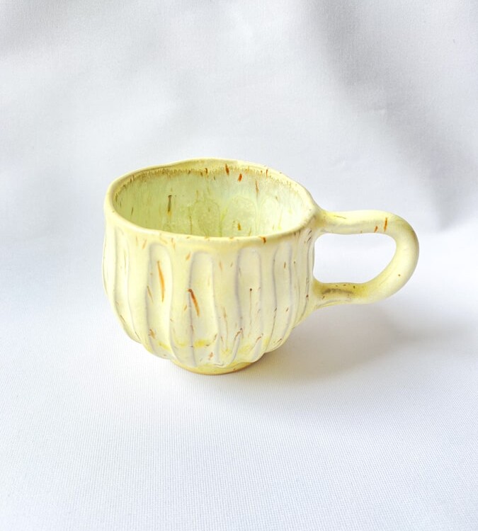 Hygge kop brede riller lysegul, kop i lysegul, keramik kop, ceramic cups, yellow kop, remix by sofiemia lindbirk