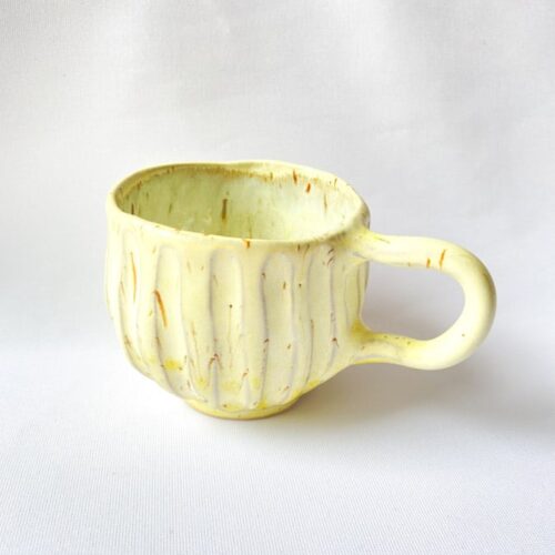 Hygge kop brede riller lysegul, kop i lysegul, keramik kop, ceramic cups, yellow kop, remix by sofiemia lindbirk