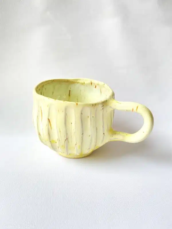 Hygge kop brede riller lysegul, kop i lysegul, keramik kop, ceramic cups, yellow kop, remix by sofiemia lindbirk