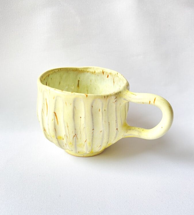 Hygge kop brede riller lysegul, kop i lysegul, keramik kop, ceramic cups, yellow kop, remix by sofiemia lindbirk